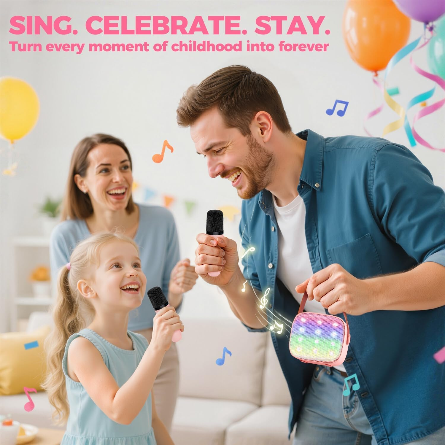 Eine Familie singt mit Mikrofonen und einer bunten Box.