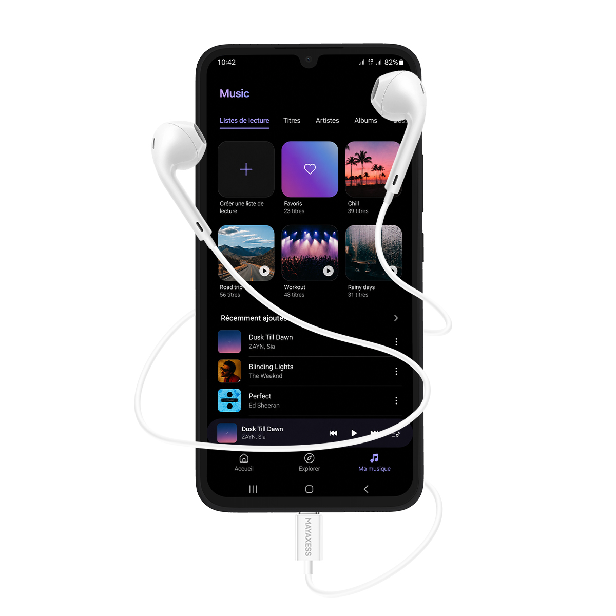 Uno smartphone mostra un'app musicale con playlist e podcast. Auricolari bianchi collegati.