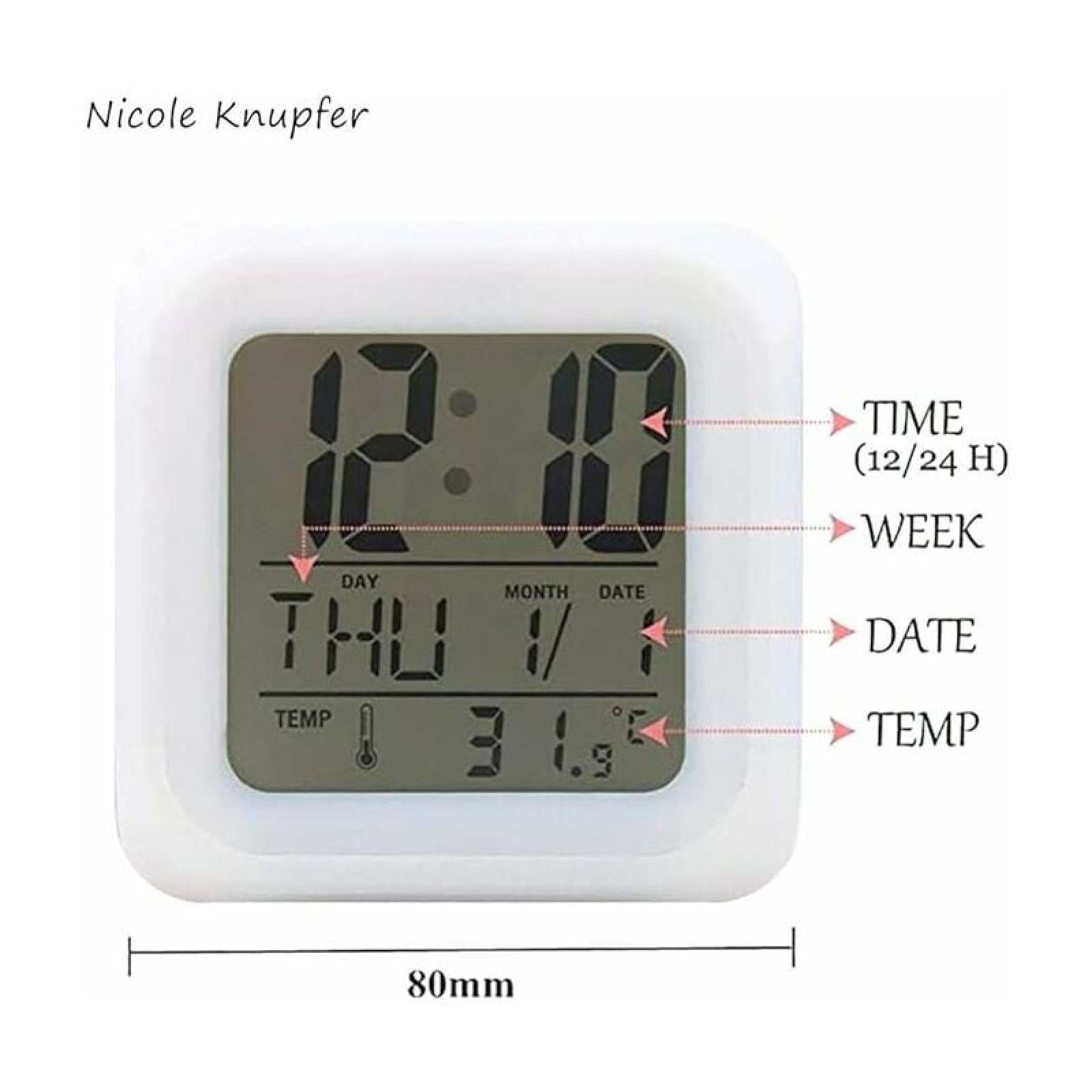 Ein weißer digitaler Wecker zeigt 12:10 Uhr, Donnerstag, 1. Jan., 31,9°C.