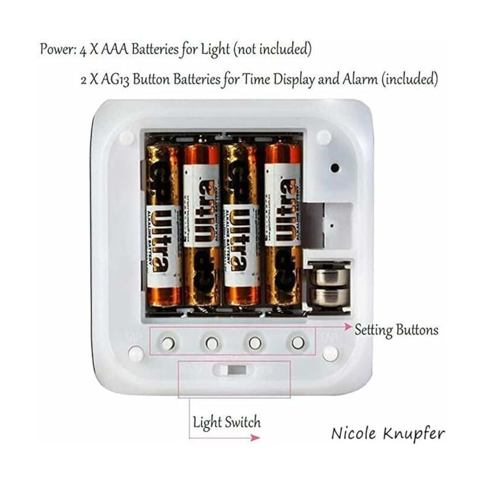 Batteriefach mit 4 AAA-Batterien und 2 Knopfzellen. Einstellknöpfe und Lichtschalter.