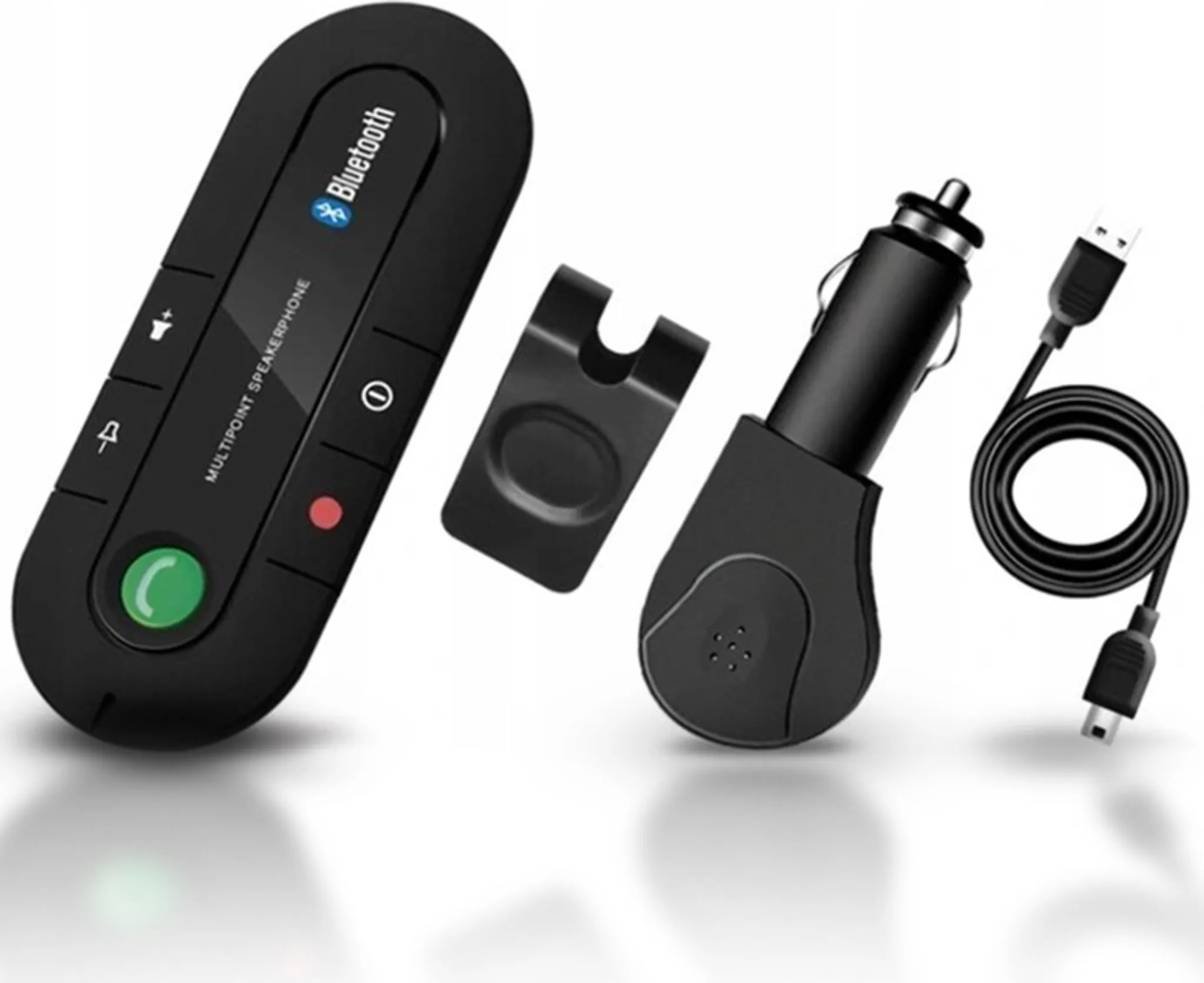 Schwarzer Bluetooth-Freisprecher mit Ladeadapter und USB-Kabel auf weißem Hintergrund.