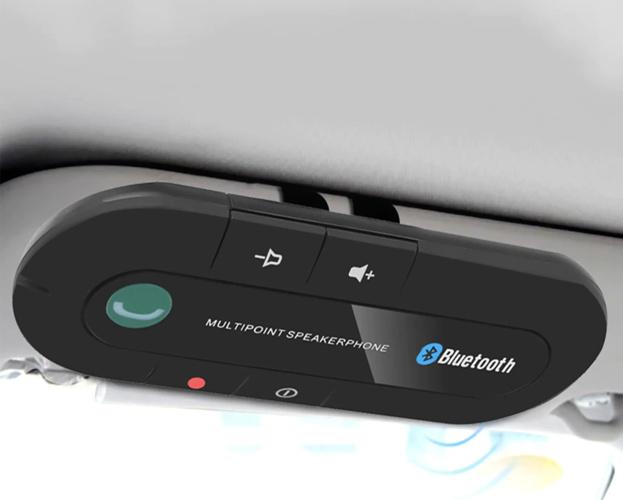 Ein schwarzer Multipoint-Freisprecher mit Bluetooth-Symbol, befestigt an einem Auto-Sonnenblende.