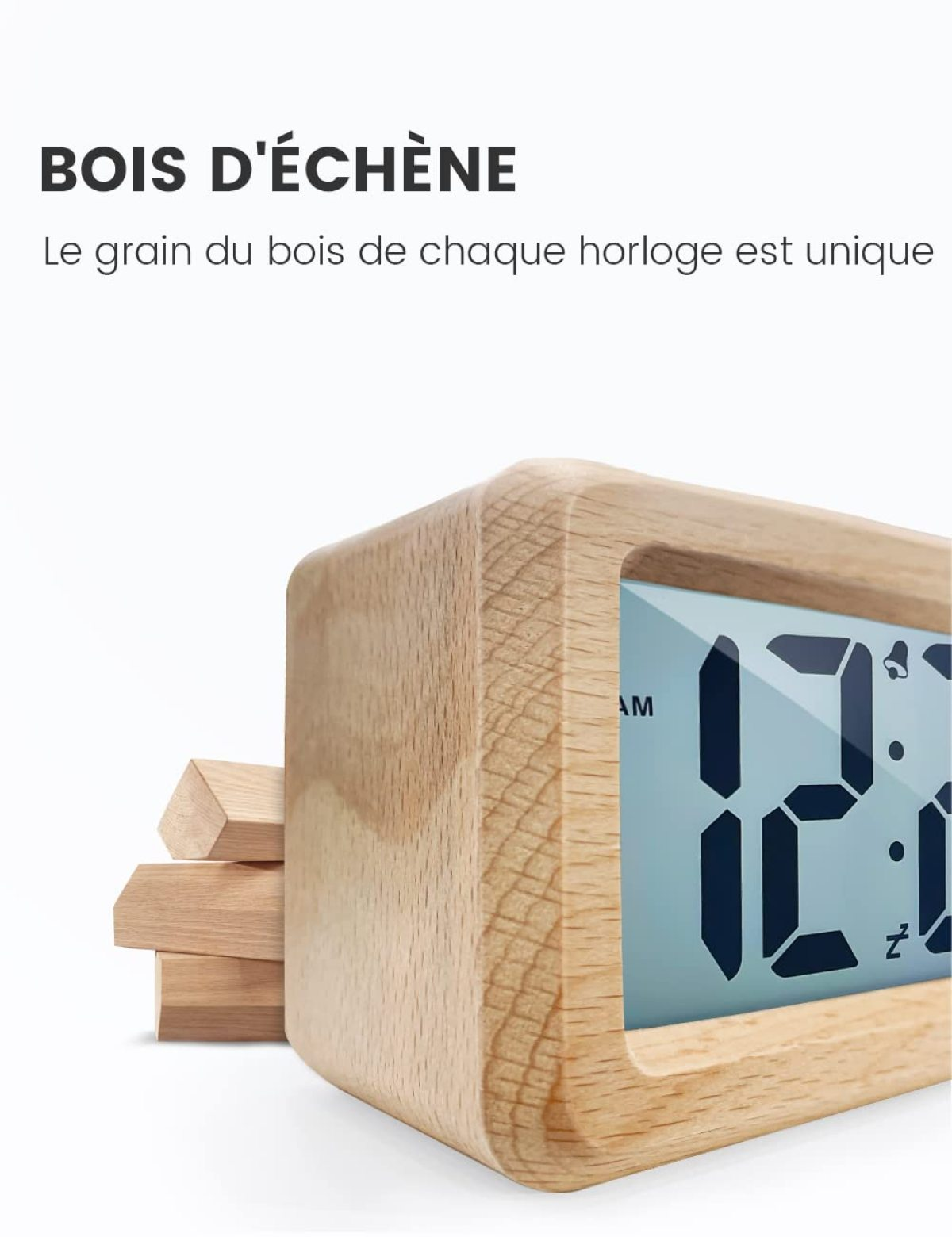 Holzwecker mit digitaler Anzeige, daneben liegen Holzstücke.