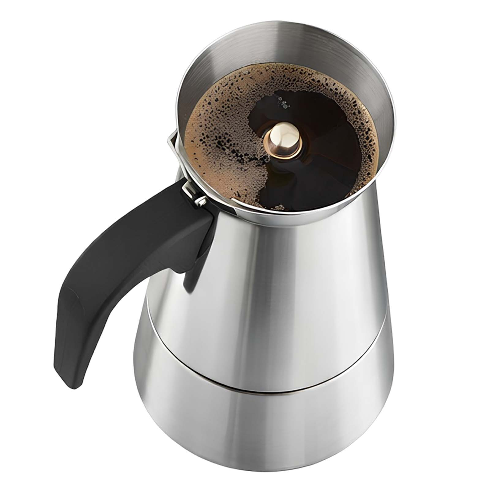 Eine silberne Kaffeemaschine mit schwarzem Griff und gebrühtem Kaffee.