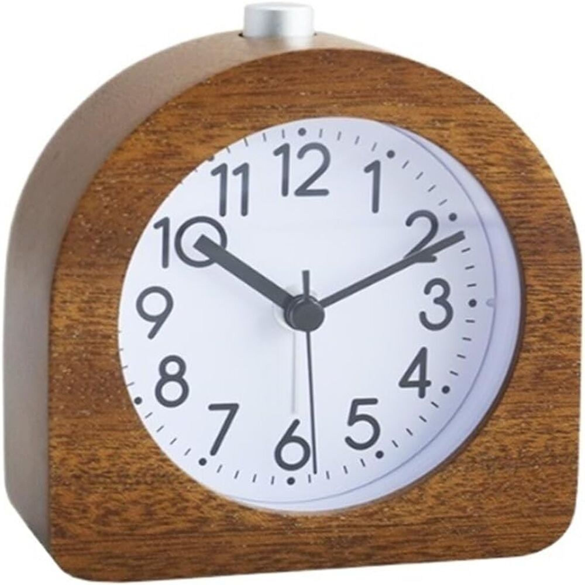 Ein runder Wecker aus Holz mit weißem Zifferblatt und schwarzen Zeigern.