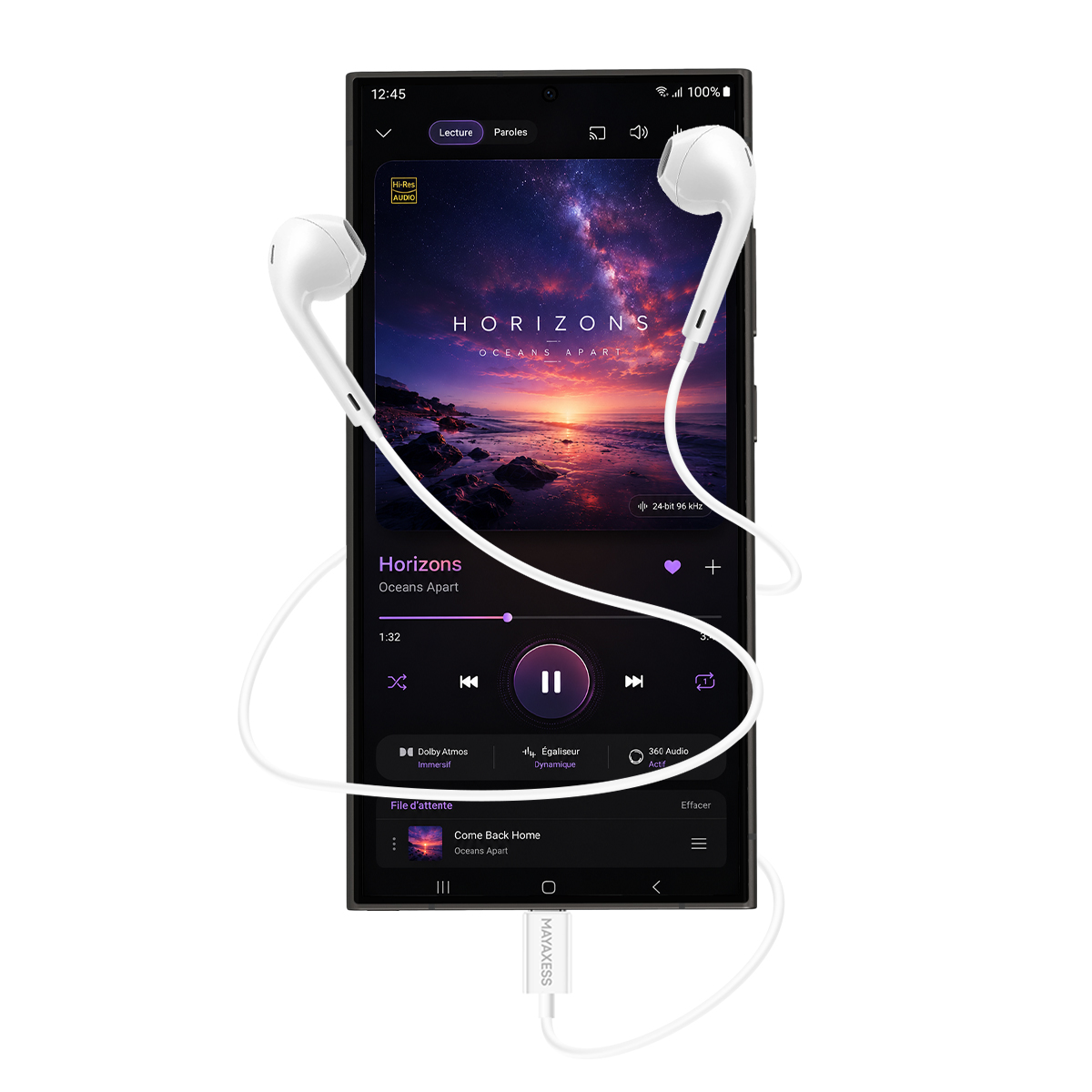 Smartphone che mostra la riproduzione musicale con copertina e controlli, collegato a auricolari bianchi.