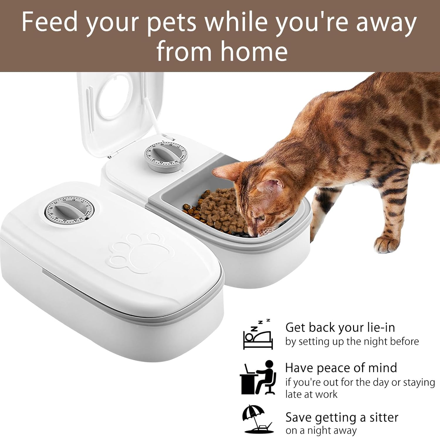 Eine Katze frisst aus einem automatischen Futterspender. Text: Füttern Sie Ihre Haustiere, wenn Sie weg sind.