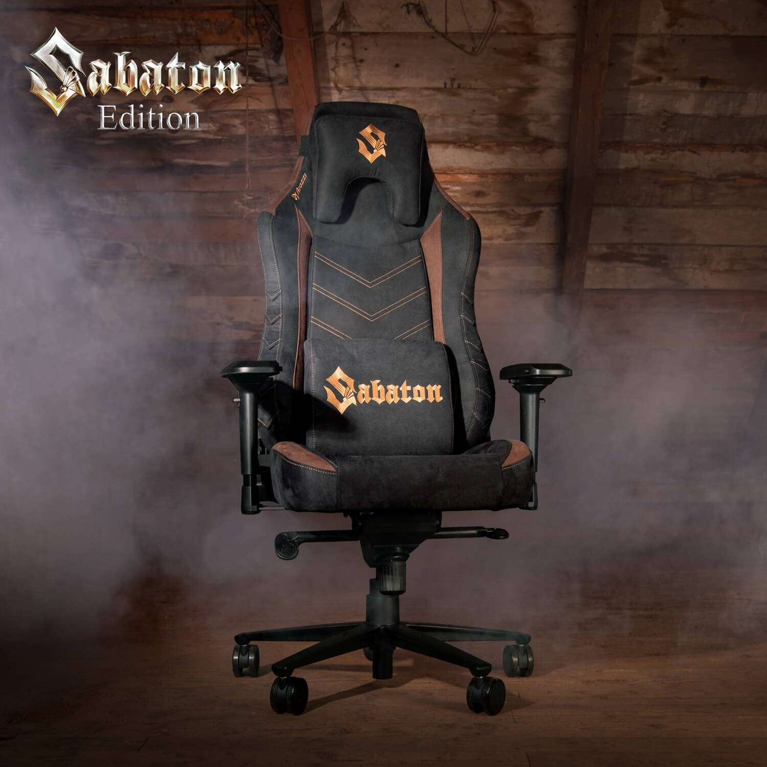 Ein schwarzer Gaming-Stuhl mit braunen Akzenten und Sabaton-Logo, auf Holzfußboden.