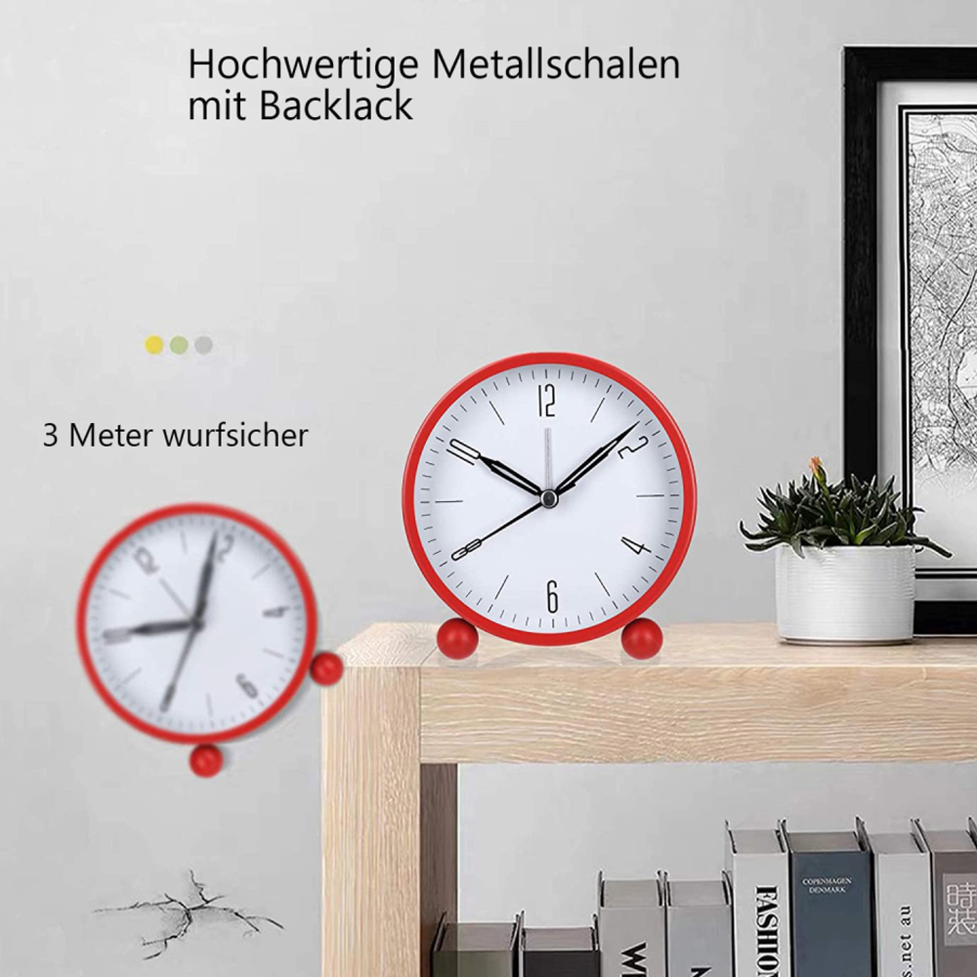 Ein roter Wecker mit zwei Füßen steht auf einem Regal.