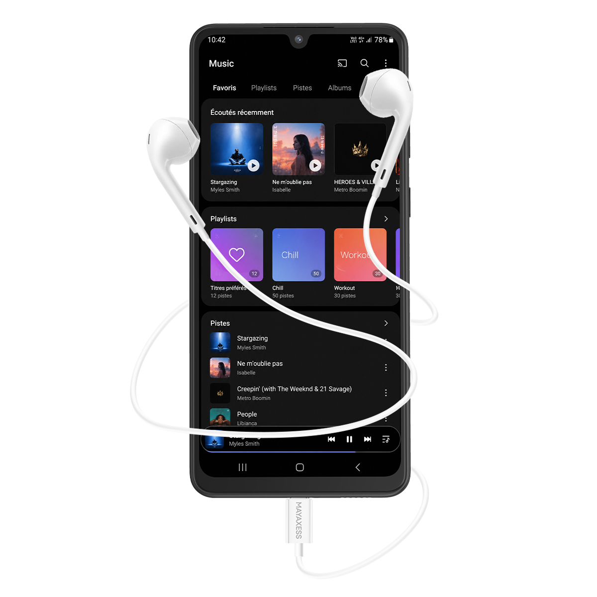 Uno smartphone mostra un'app musicale con brani, playlist e album. Auricolari bianchi collegati.