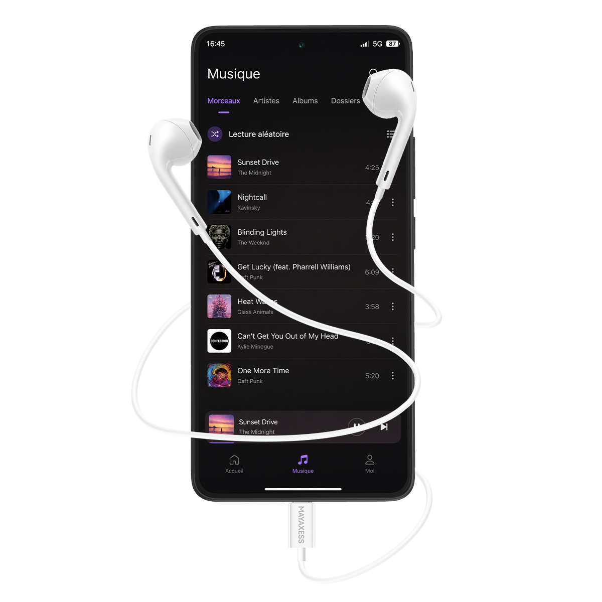 Uno smartphone mostra un'app musicale con elenco canzoni e auricolari bianchi collegati.