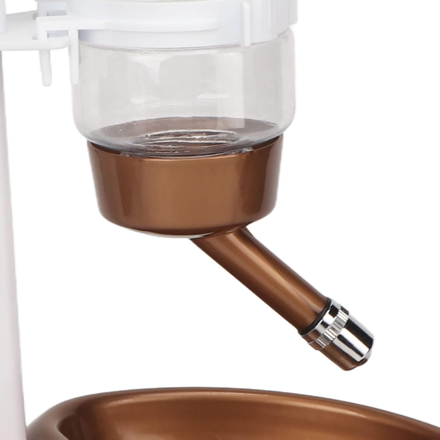 Ein kupferfarbener Trinkspender für Haustiere mit einem durchsichtigen Wasserbehälter und einer Metallspitze.
