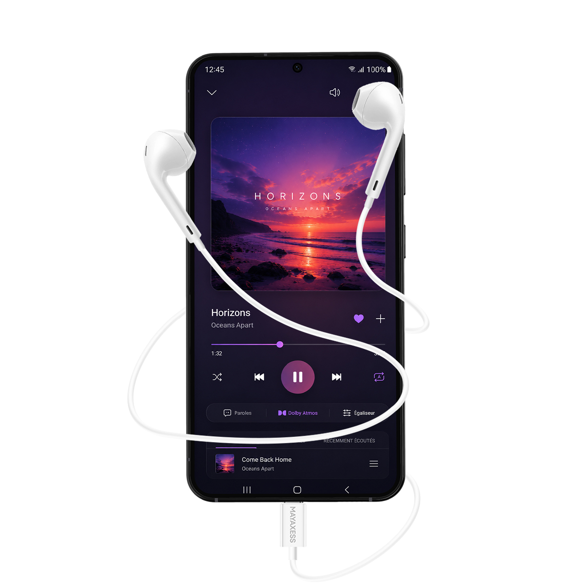 Uno smartphone mostra un'app musicale con auricolari collegati alla porta di ricarica.