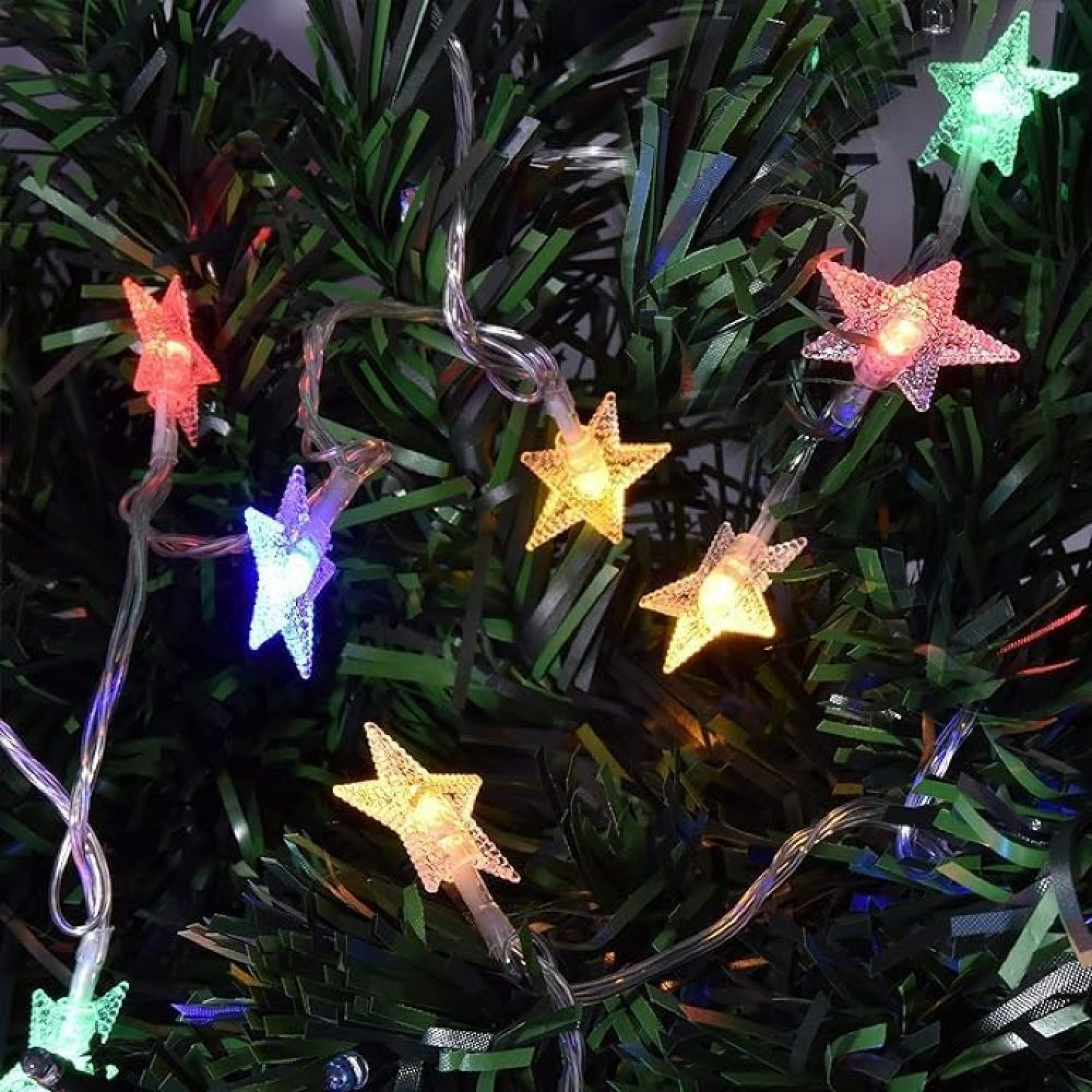 Bunte Sternlichter an einem Weihnachtsbaum