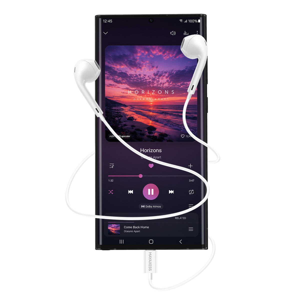 Uno smartphone mostra un'app musicale con copertina album al tramonto e auricolari bianchi collegati.