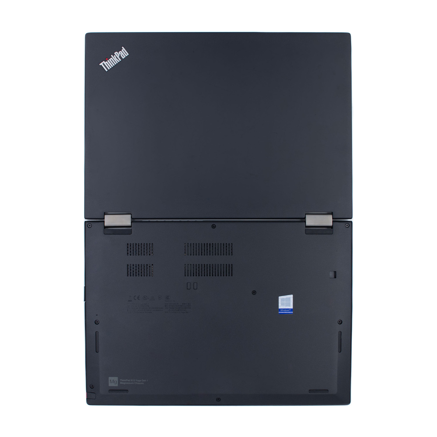 Unterseite eines schwarzen ThinkPad Laptops mit geöffnetem Bildschirm. Logo oben.