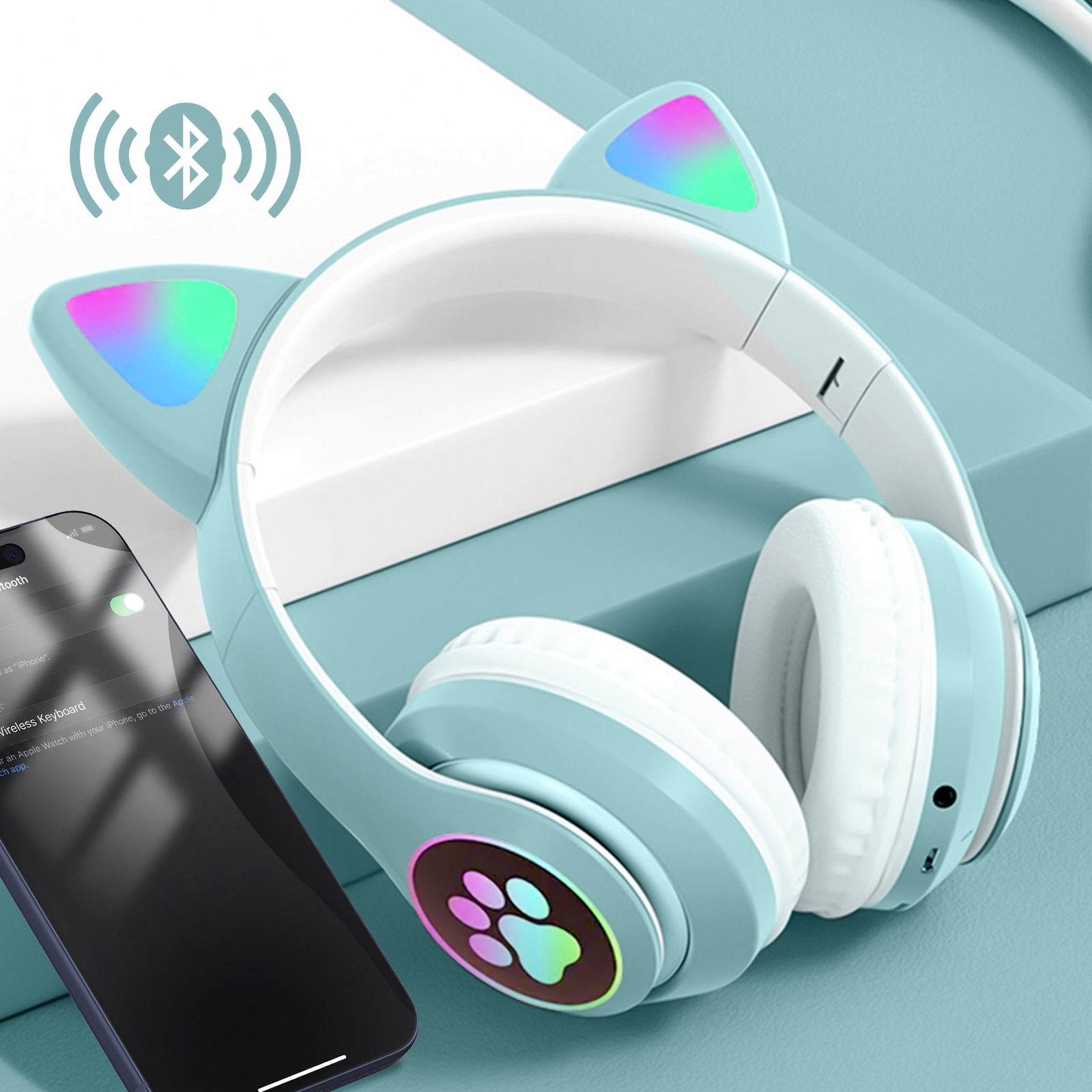 Cuffie azzurre con orecchie da gatto e zampa luminosa accanto a uno smartphone.