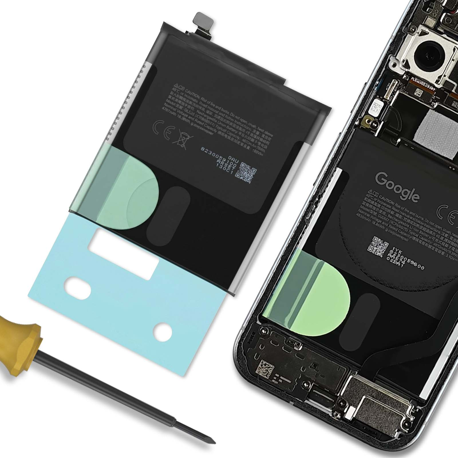 Due batterie per smartphone, una parzialmente smontata, con uno strumento.