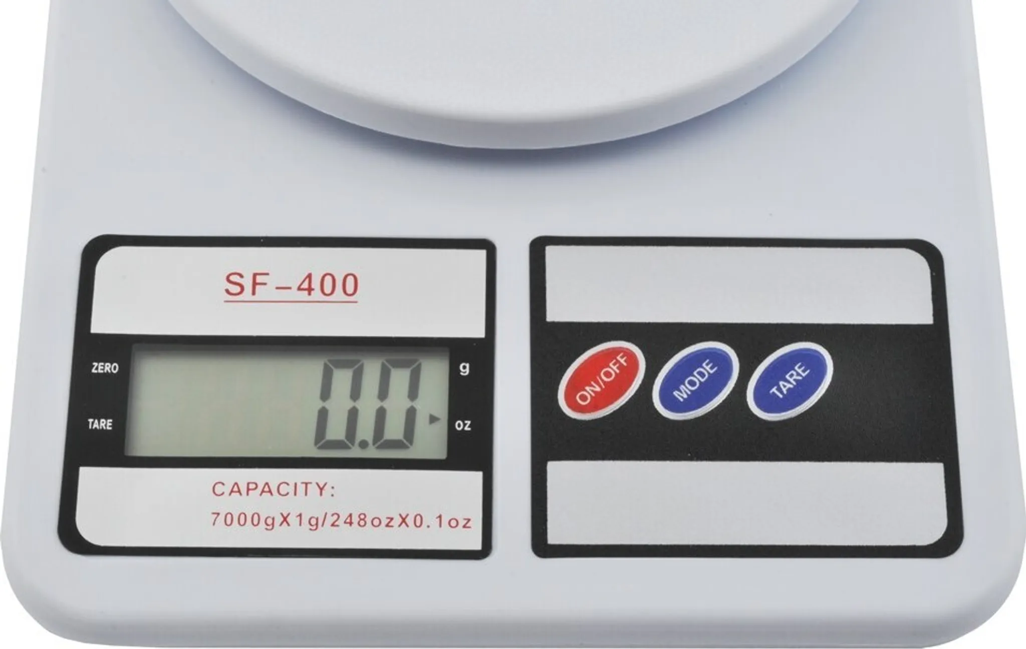 Weiße digitale Küchenwaage, Modell SF-400, zeigt 0,0 g an. Hat EIN/AUS-, MODUS-, TARE-Tasten.