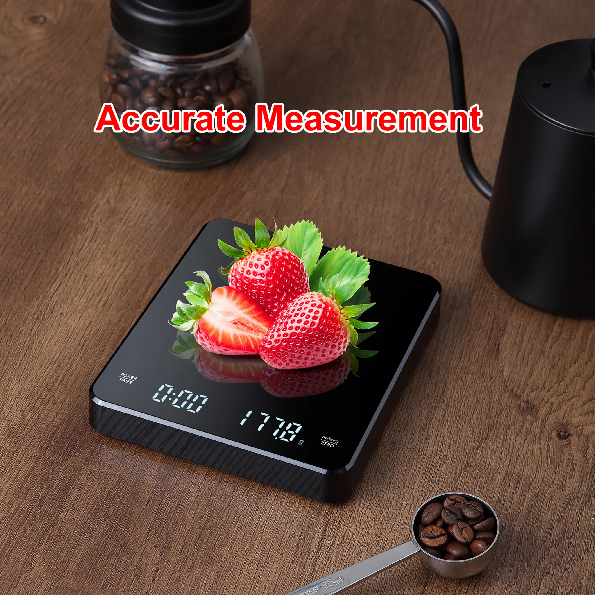 Eine digitale Waage mit Erdbeeren und Kaffeebohnen auf einem Holztisch.