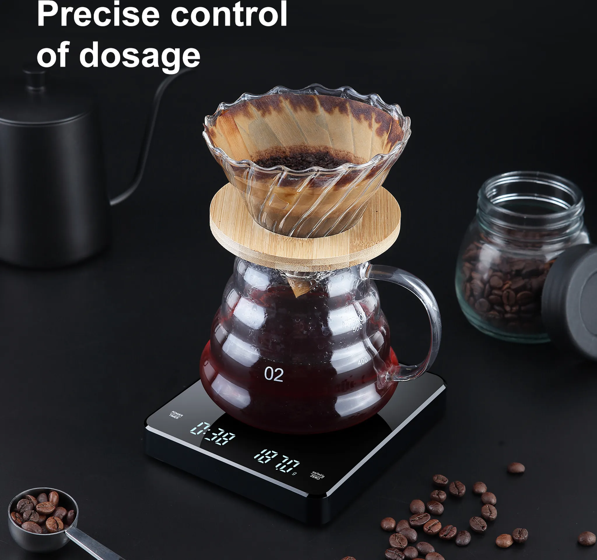Kaffeezubereitungs-Setup: Waage, Pour-Over, Kanne und Bohnen.