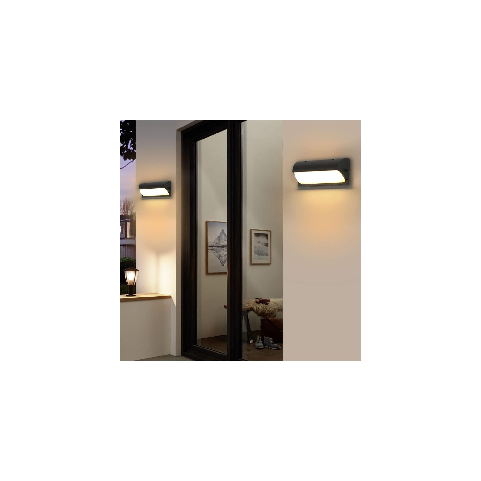 Drei moderne Wandleuchten beleuchten einen Flur mit Spiegel und Bildern.