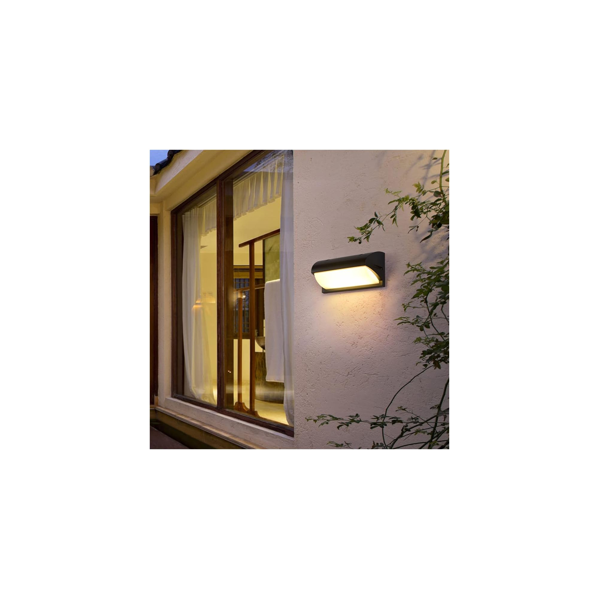 Eine schwarze Wandleuchte beleuchtet eine weiße Wand neben einem Fenster.