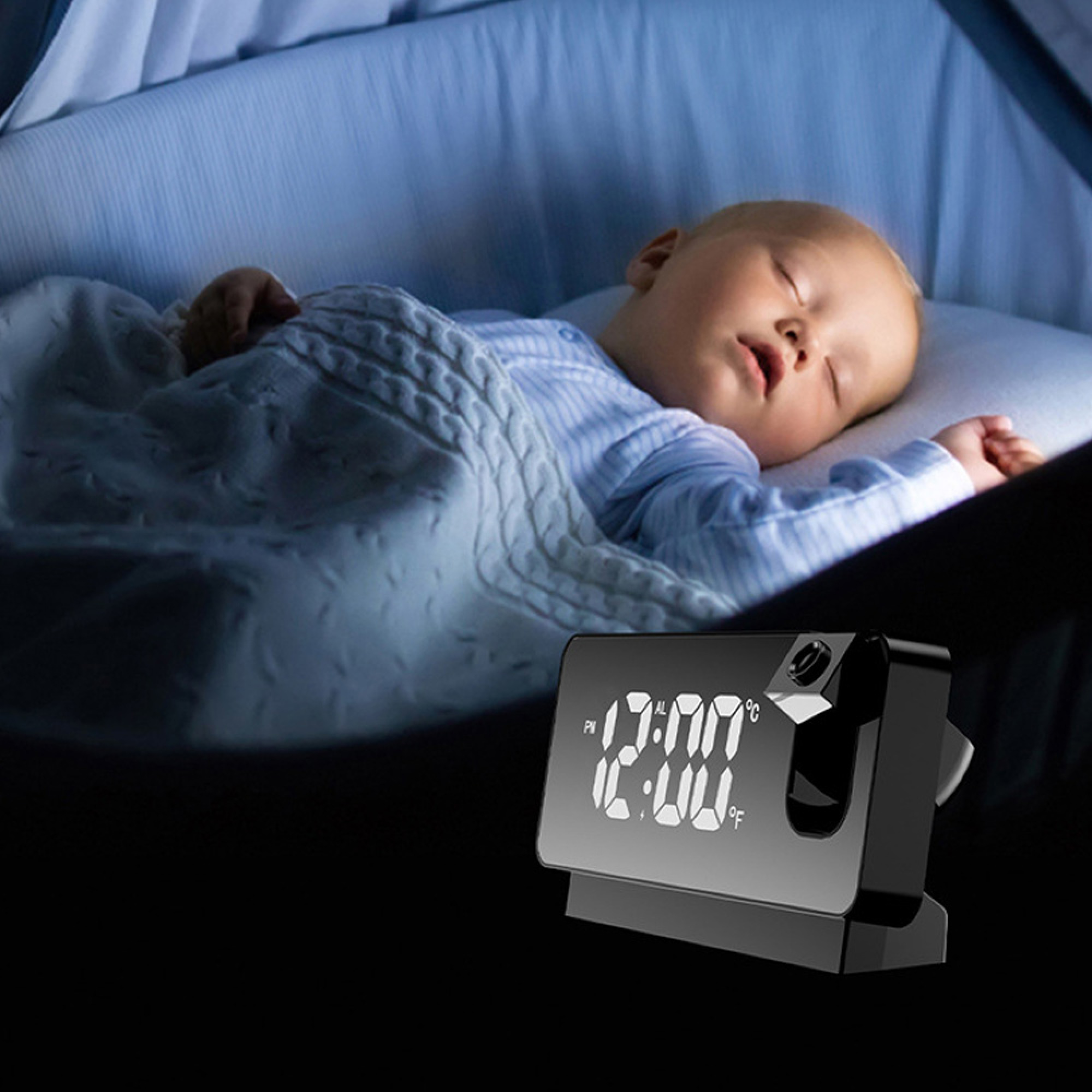 Baby schläft im Kinderbett, digitale Uhr projiziert Zeit auf dunklem Hintergrund.