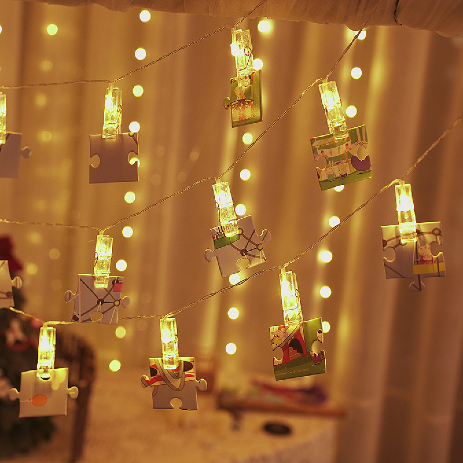 Lichterkette mit Puzzle-Teilen, die mit kleinen Klammern befestigt sind.