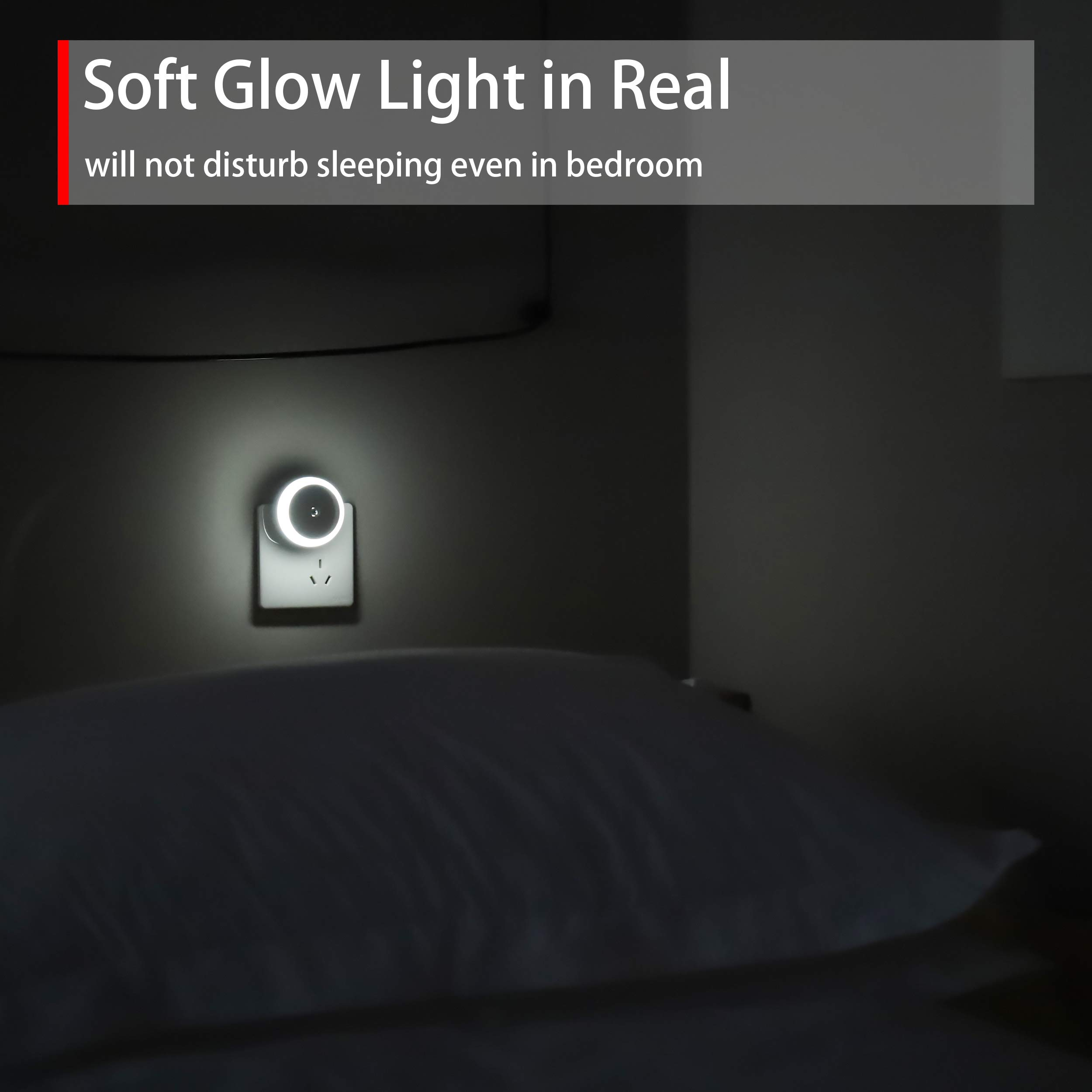 Ein kleiner Nachttisch mit rundem Licht leuchtet auf einer Wand neben einem Bett.
