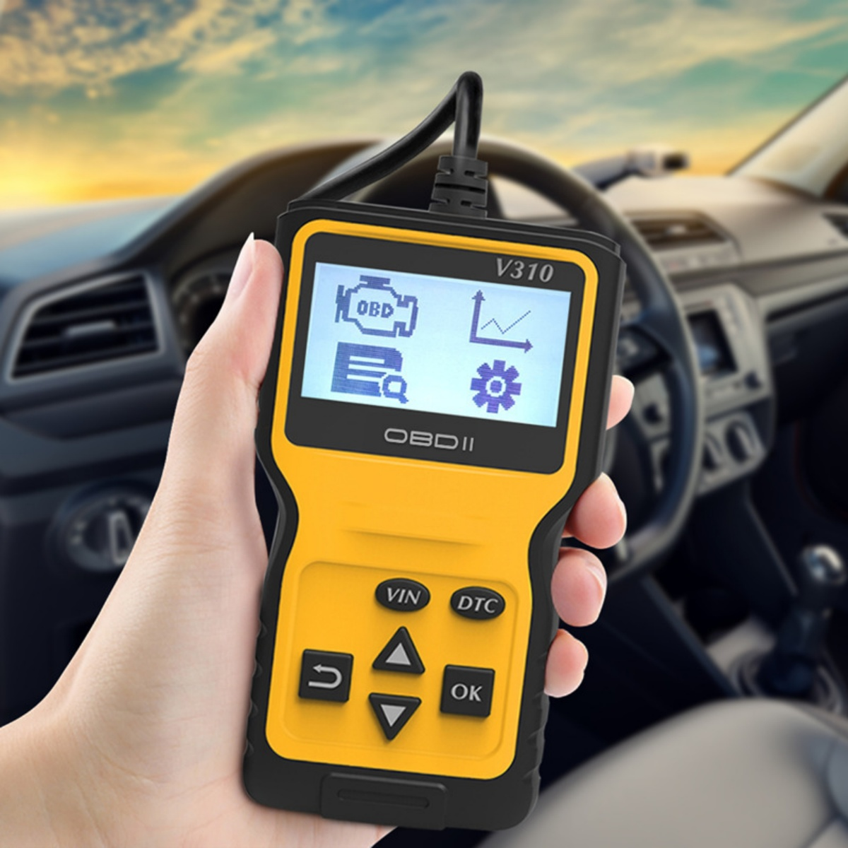 Gelbes OBD2-Diagnosegerät in der Hand vor Autoinnenraum und Himmel.