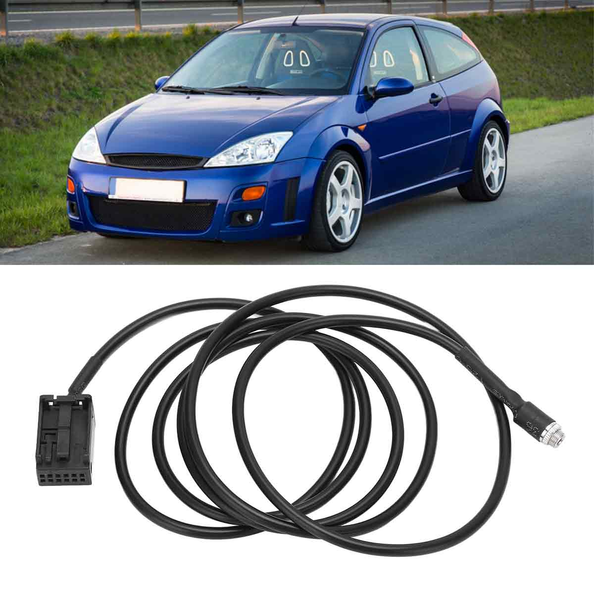 Ein blauer Ford Focus von vorne mit einem schwarzen Audiokabel daneben.