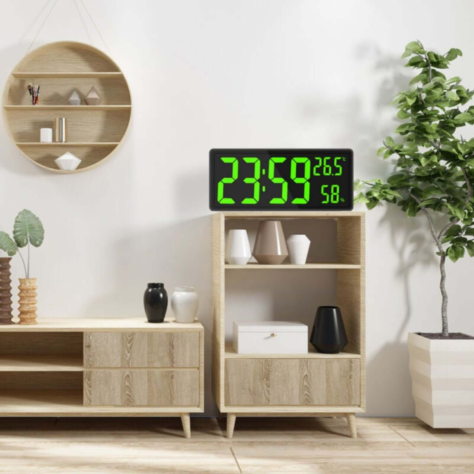 Digitaluhr zeigt 23:59, 26.5°C und 58% Luftfeuchtigkeit, neben einem Regal.