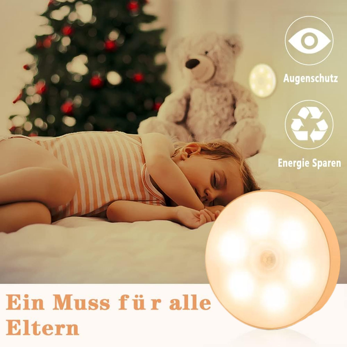 Ein Kind schläft neben einem Teddybär und einem Weihnachtsbaum. Ein Nachtlicht ist im Vordergrund.
