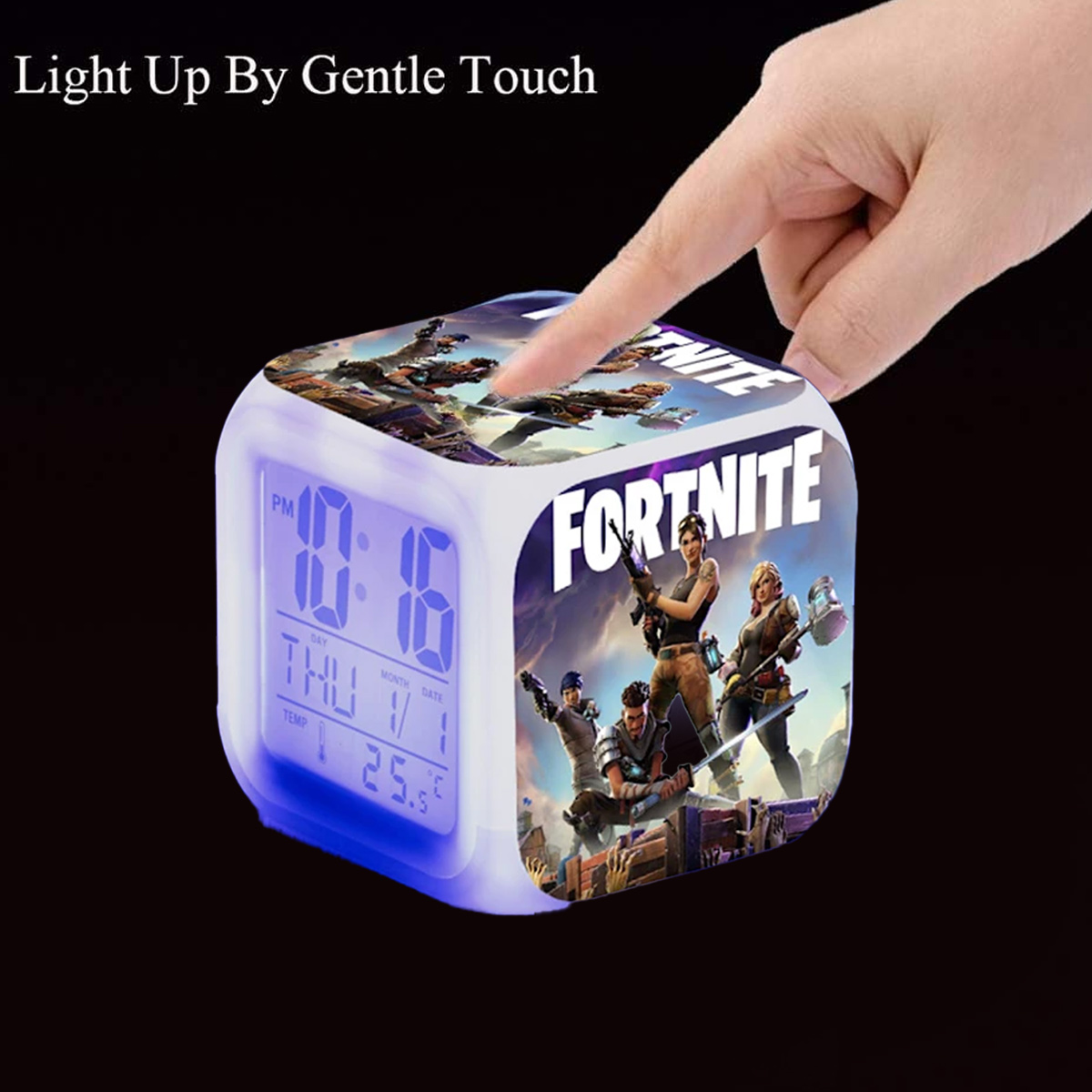 Ein Würfelwecker mit Fortnite-Motiv und leuchtender Anzeige, der berührt wird.