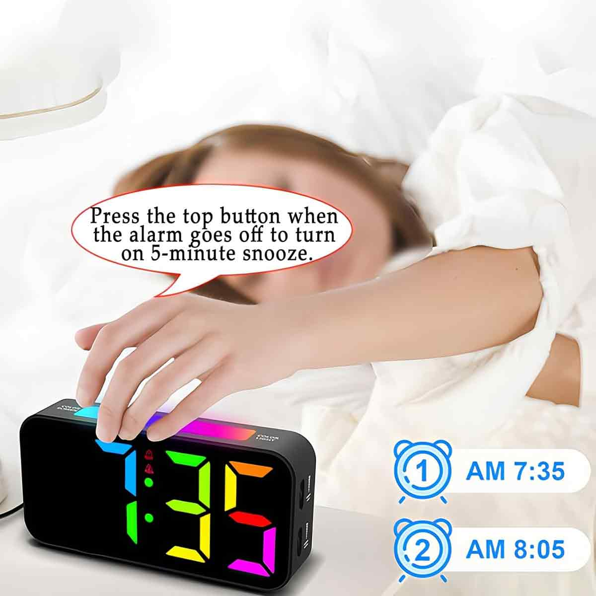 Ein Wecker zeigt 7:35 an. Eine Hand drückt die Snooze-Taste.