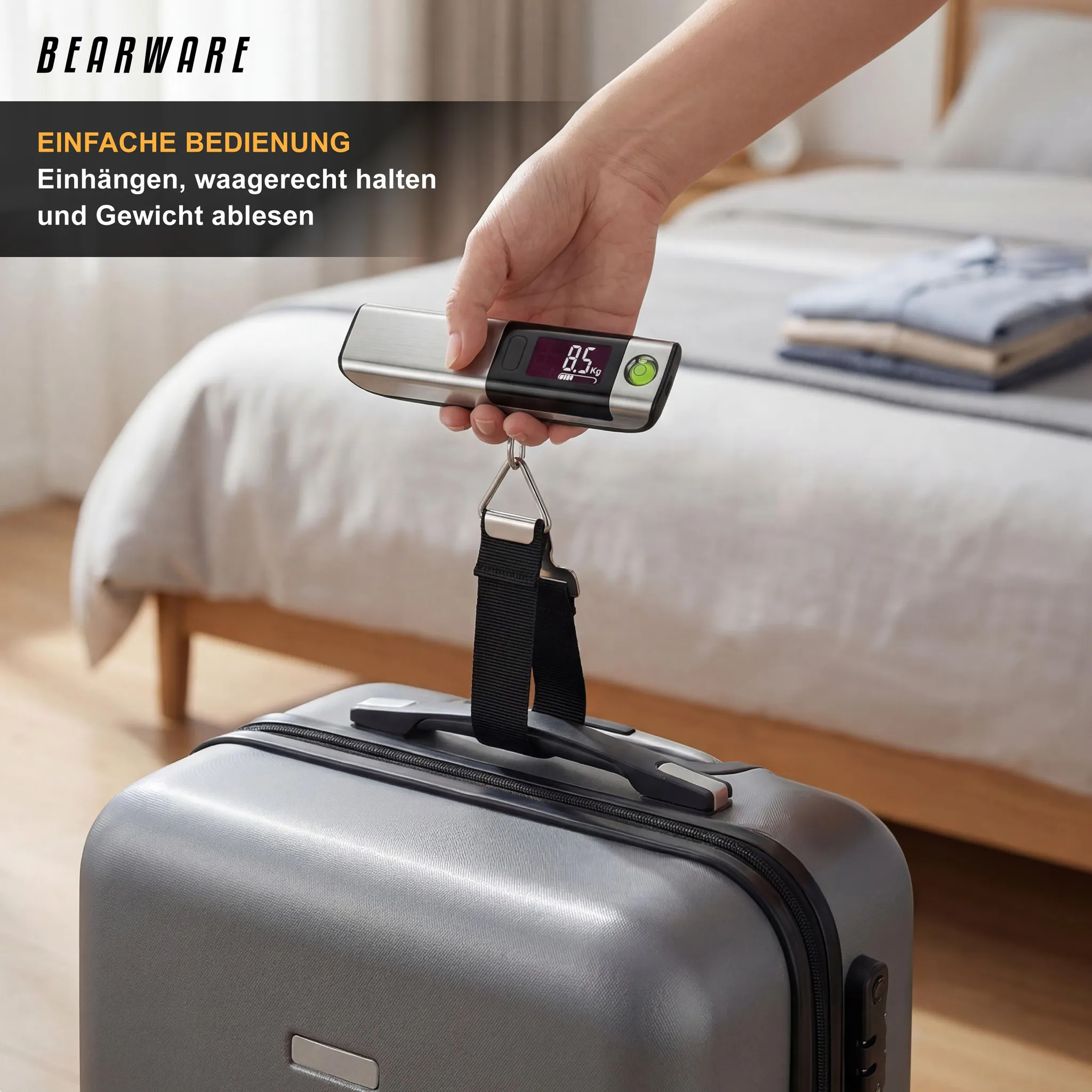 Person wiegt Koffer mit digitaler Waage in einem Schlafzimmer.