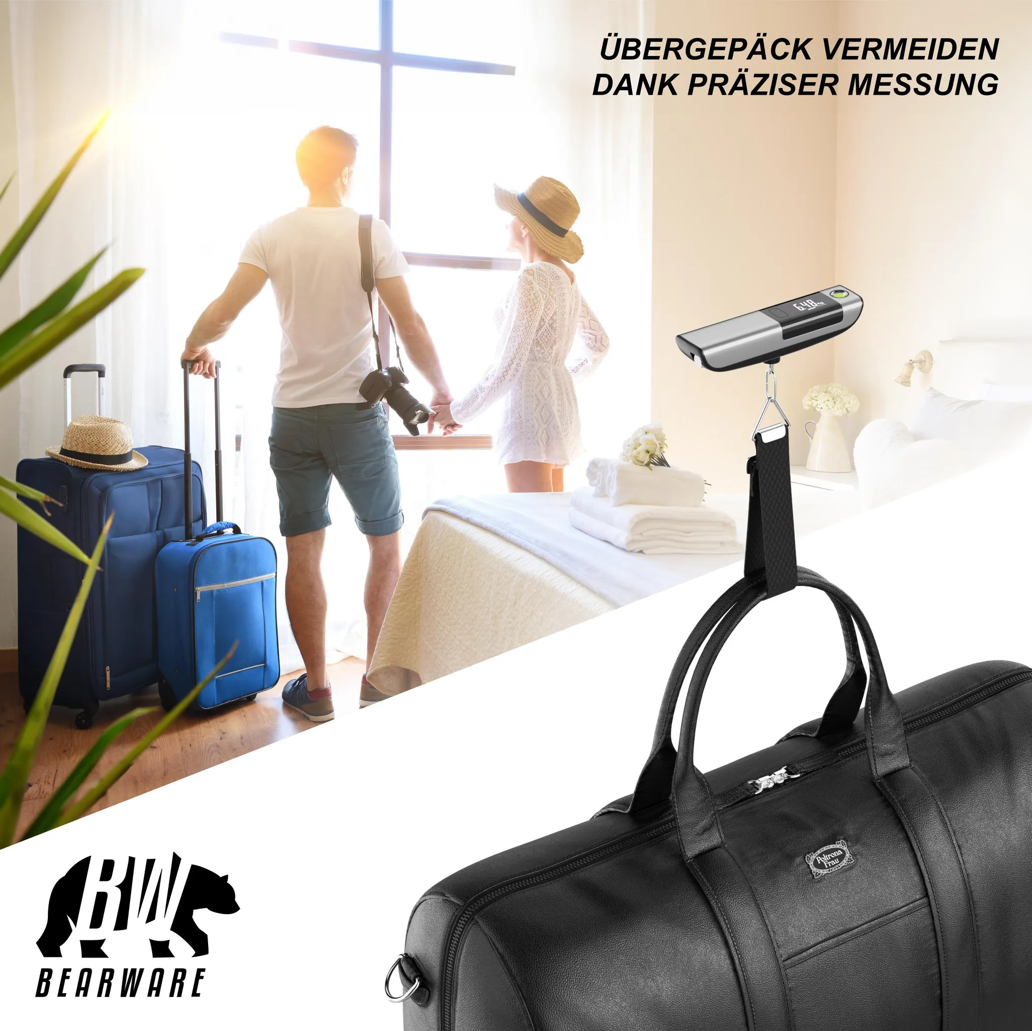 Paar vor Fenster, zwei blaue Koffer, Wägegerät hängt an Tasche.