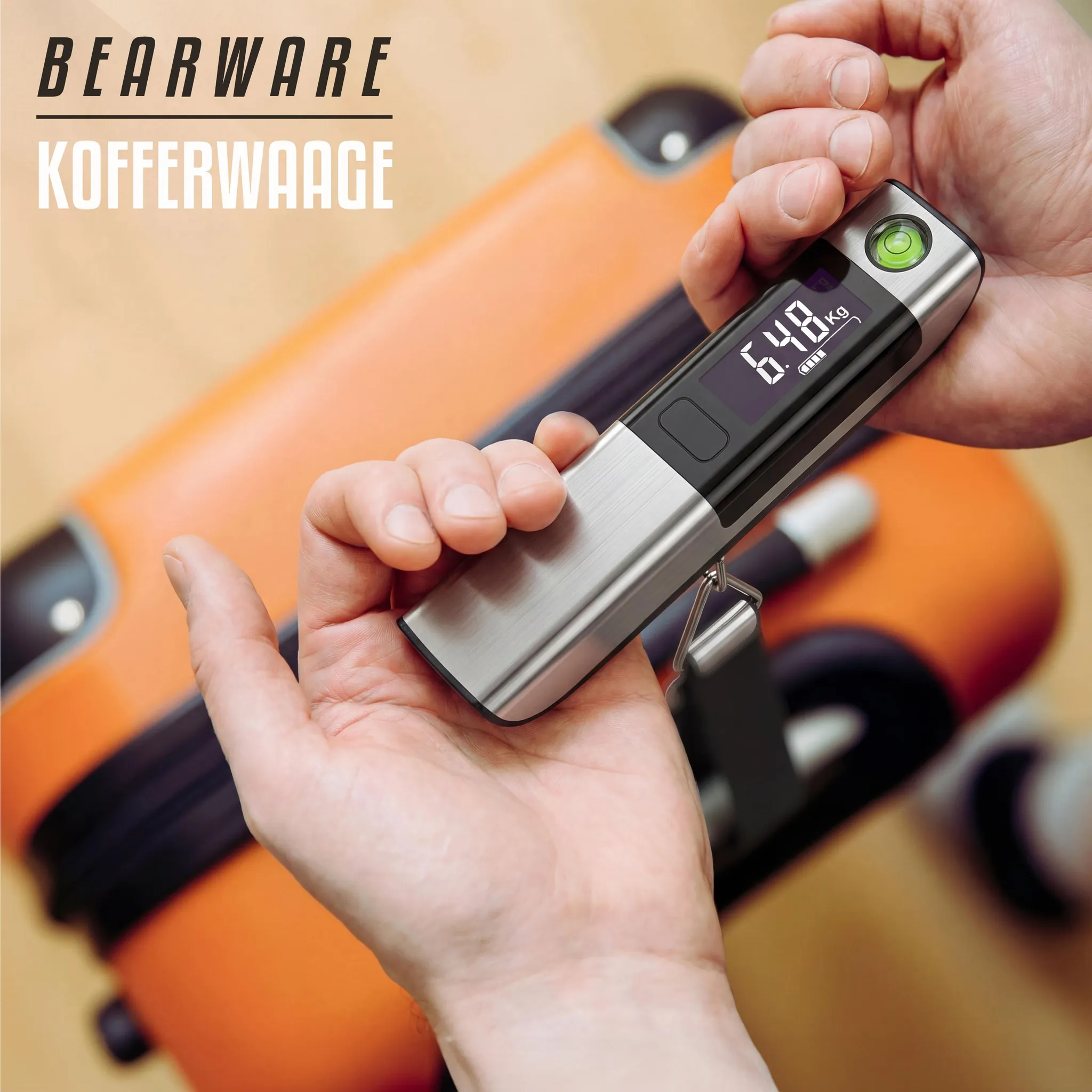 Hände halten eine digitale Gepäckwaage mit 6,48 kg Anzeige vor einem Koffer.