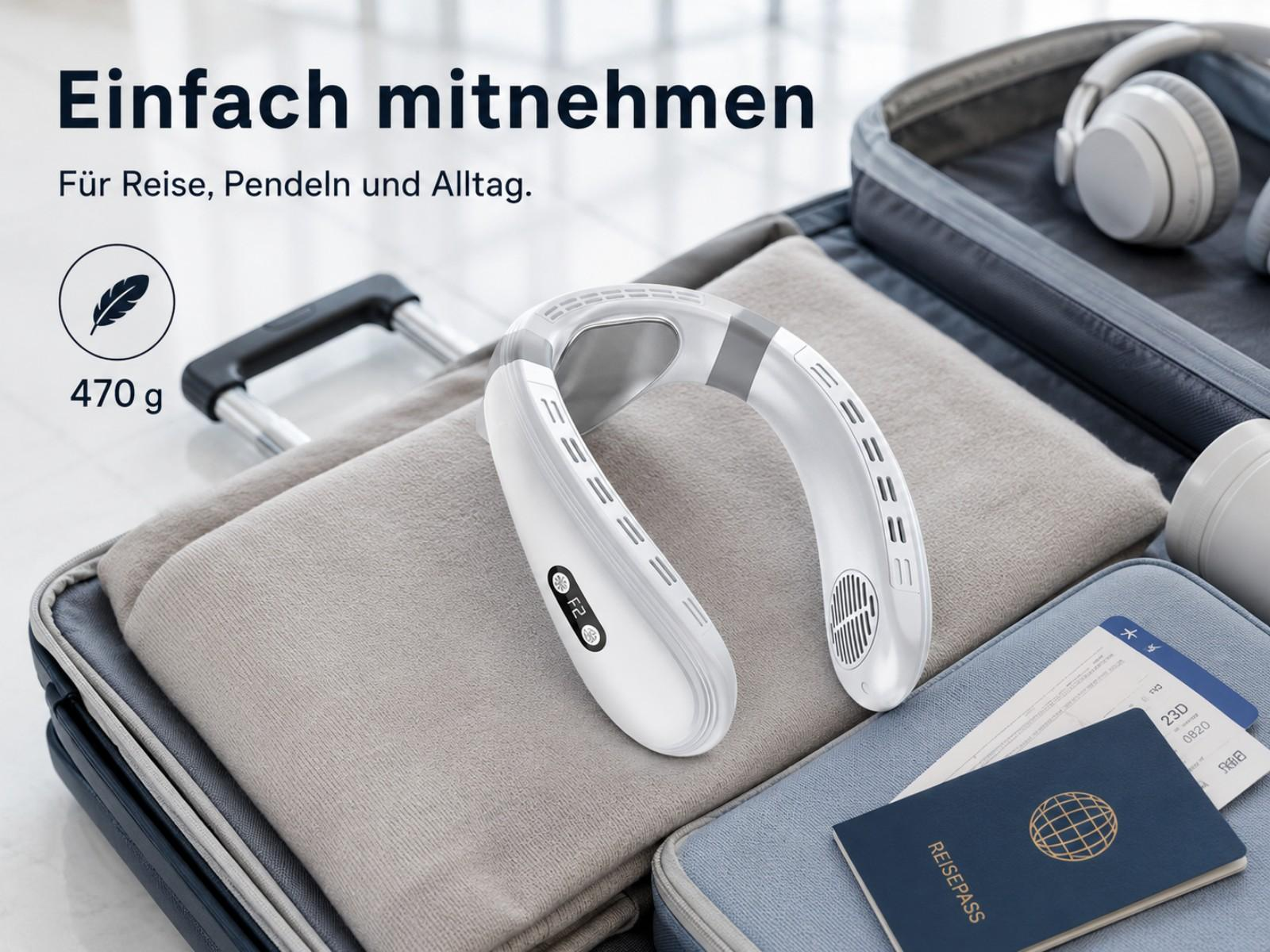Ein weißer Nackenlüfter liegt auf Kleidung in einem Koffer, daneben Kopfhörer und Reisepass.