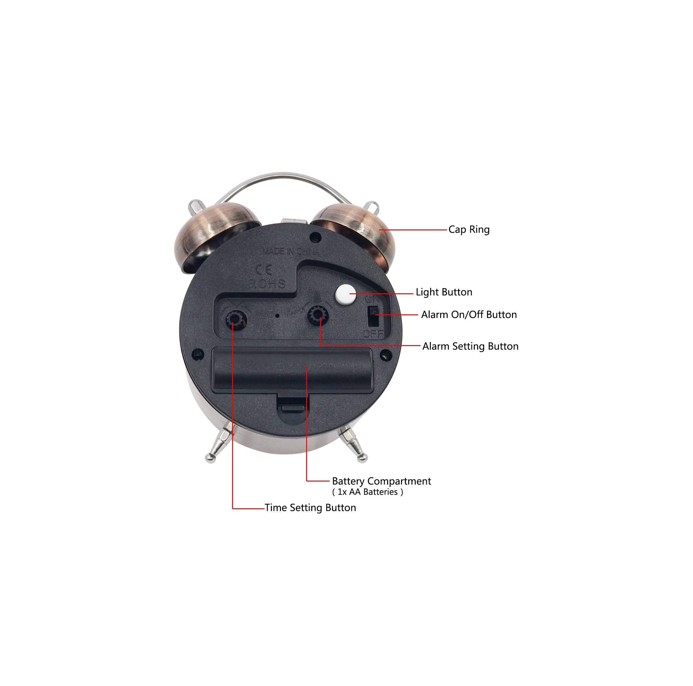 Rückseite eines Weckers mit Beschriftungen für Knöpfe und Batteriefach.