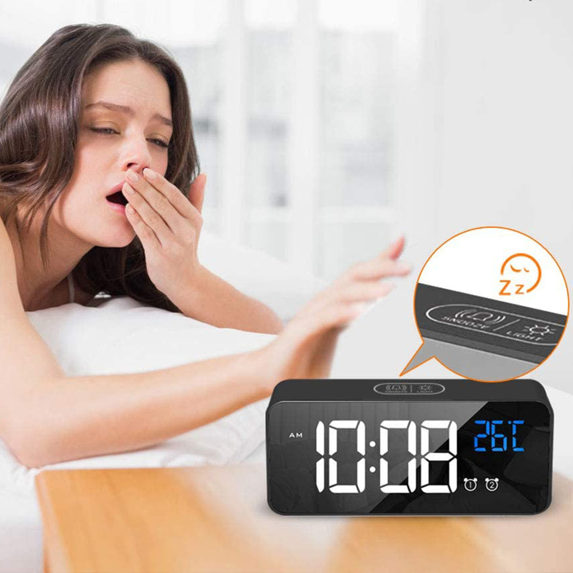Eine Frau gähnt im Bett, ein digitaler Wecker zeigt 10:08 Uhr und 26°C an.