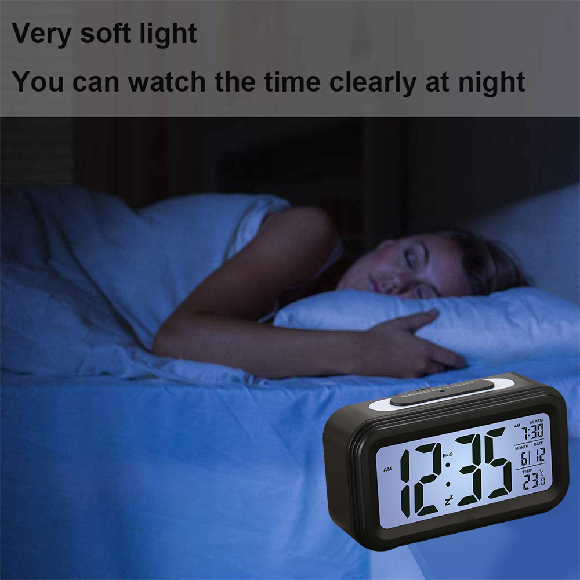 Eine Person schläft im Bett, ein digitaler Wecker zeigt 12:35.