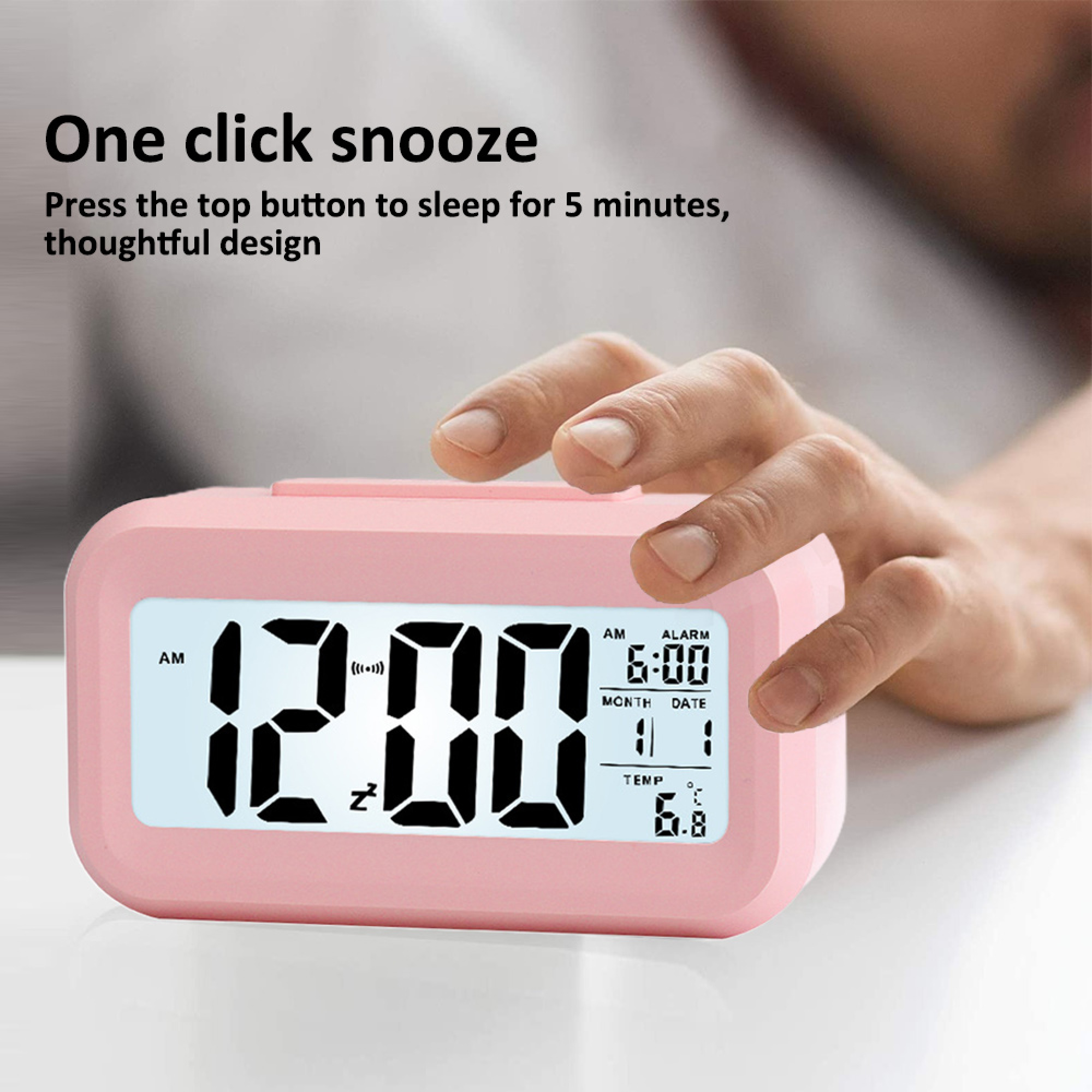 Eine Hand drückt die Snooze-Taste einer rosa Digitaluhr, die 12:00 Uhr anzeigt.