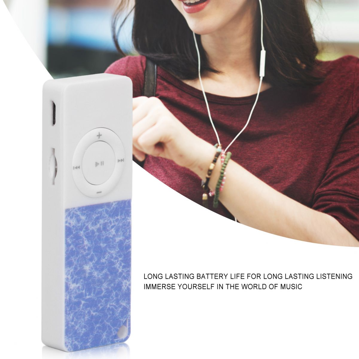 Ein weißer MP3-Player mit blauer Marmorierung und Kopfhörern, die eine Person trägt.