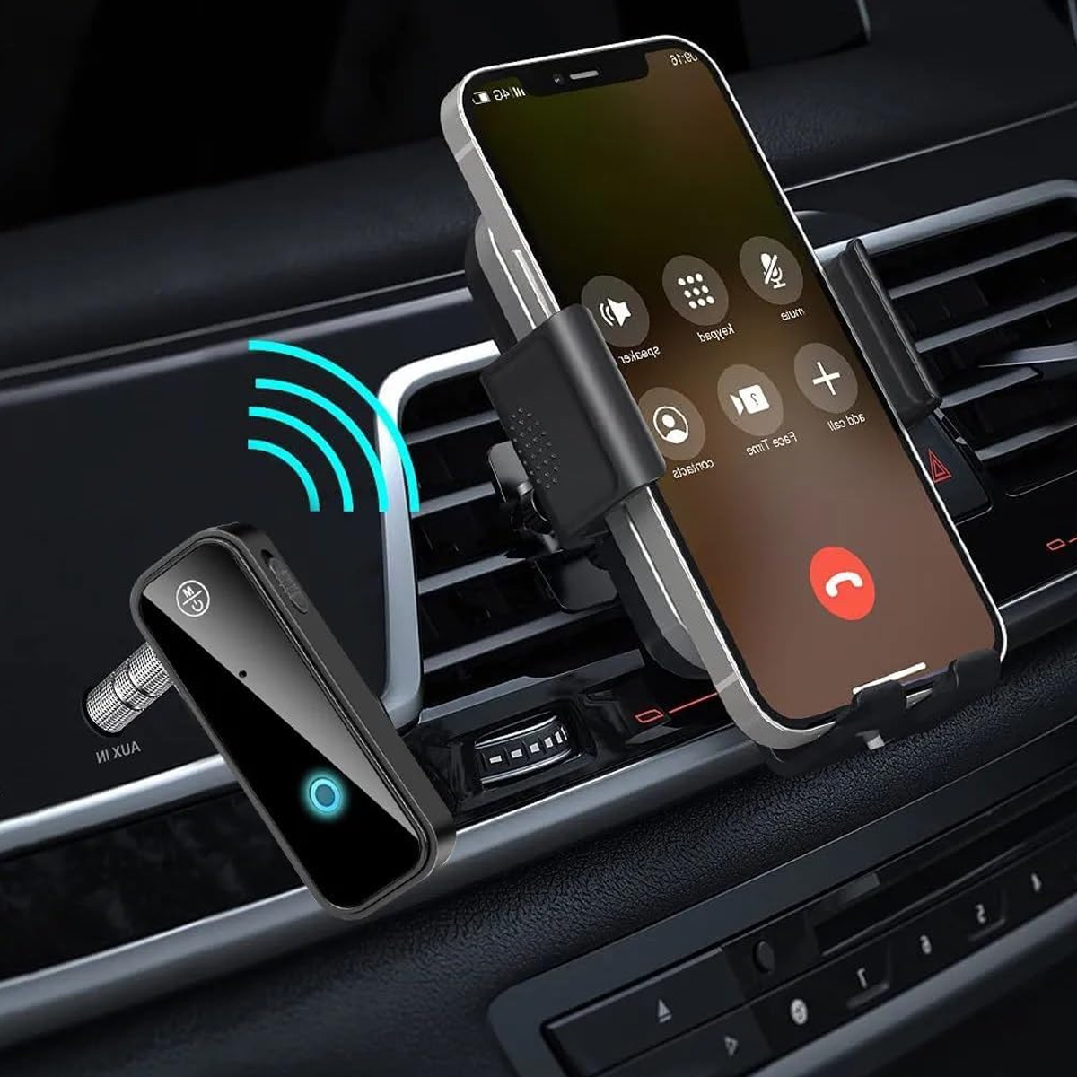Telefon in Autohalterung, mit Bluetooth-Aux-Adapter daneben. Anrufbildschirm sichtbar.