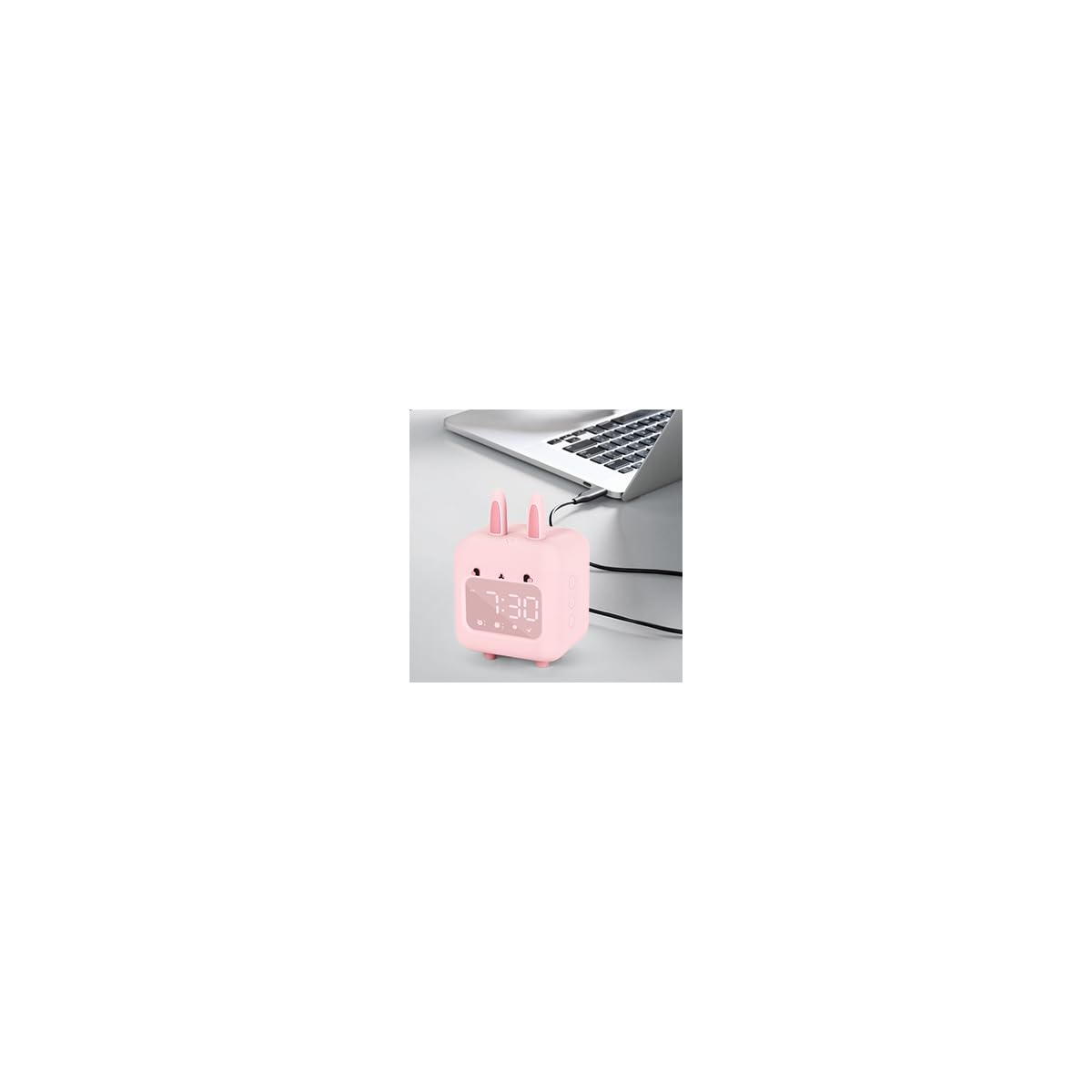 Ein rosa Wecker in Hasenform, verbunden mit einem Laptop.