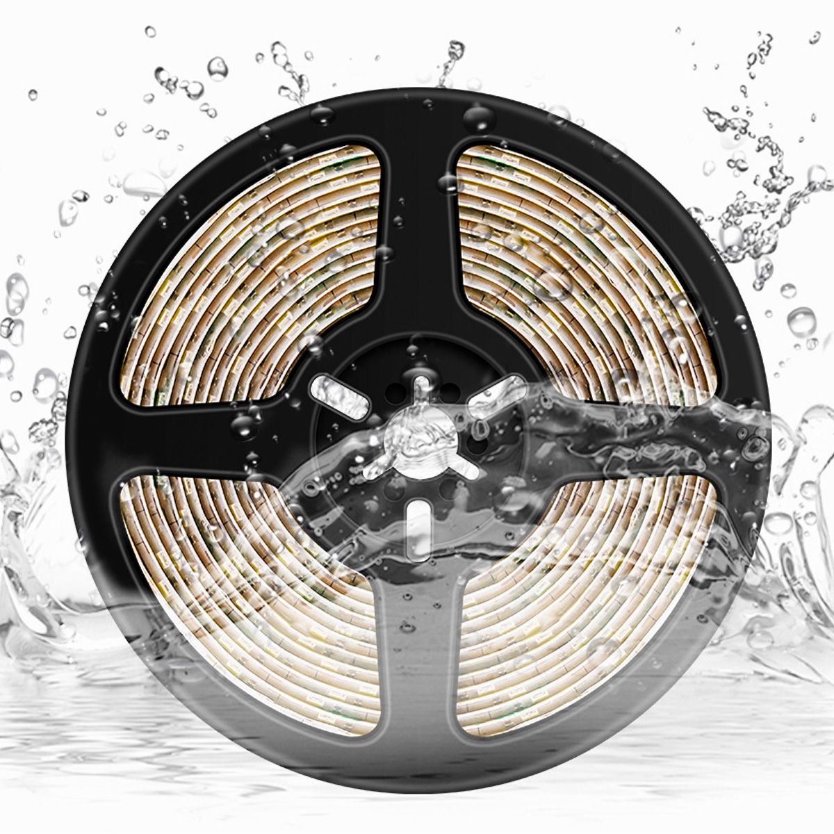 LED-Streifen auf einer Spule, umgeben von Wasserspritzern.