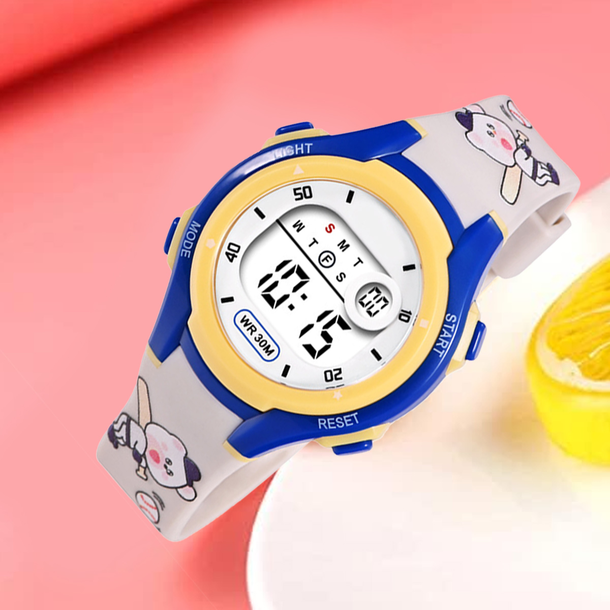 Eine blaue und gelbe Digitaluhr mit Cartoon-Hundedruck auf dem Armband.