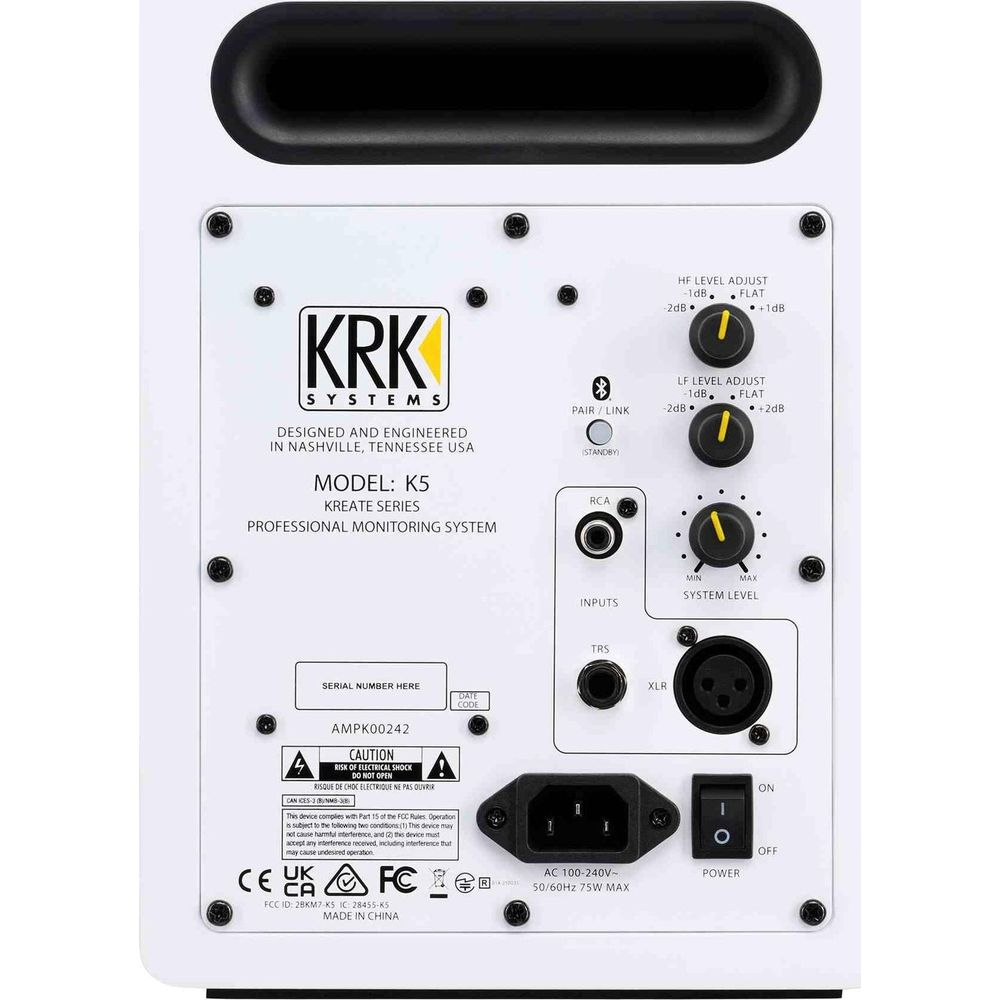 Pannello posteriore di un altoparlante KRK K5 bianco con connessioni, manopole e interruttore.